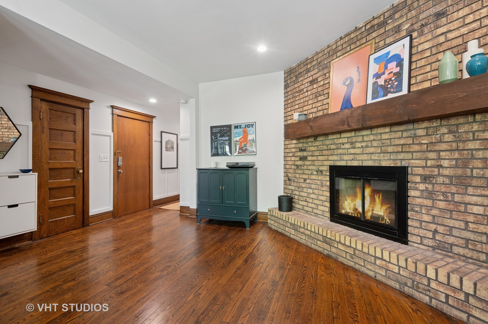 845 West Grace Street, Unit 2W Chicago, IL 60613 - Photo 2 of 21 a living room with furniture and a fireplace