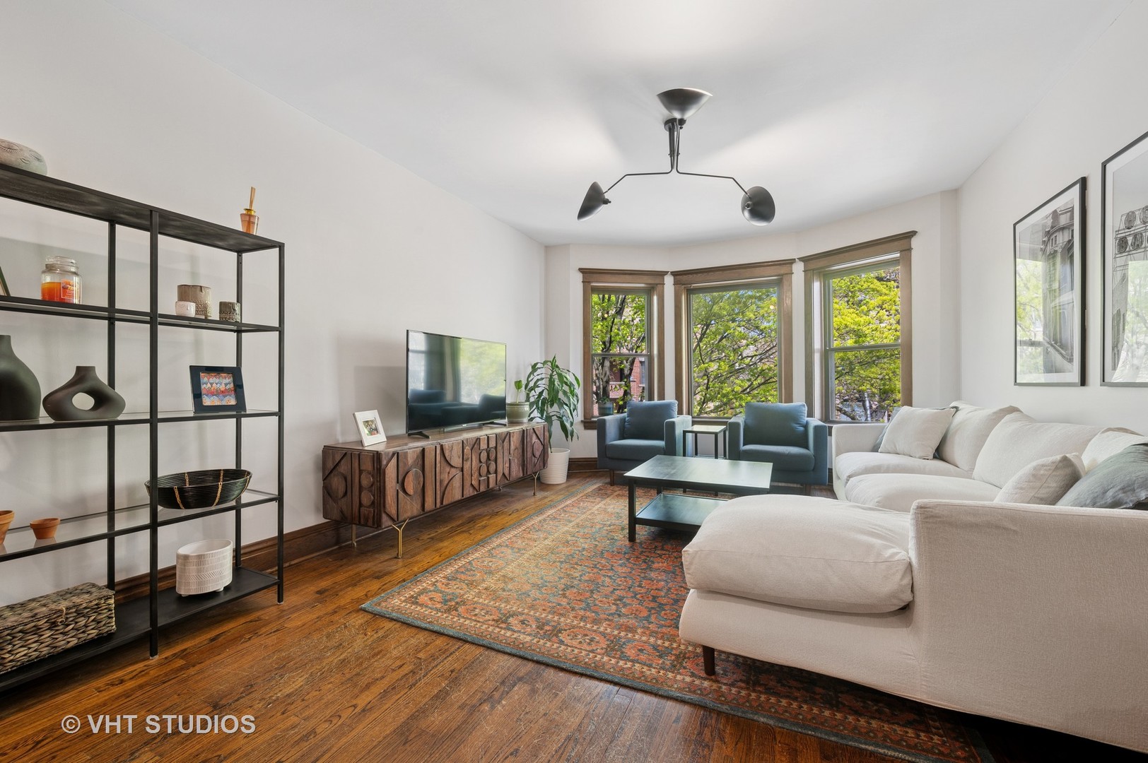 845 West Grace Street, Unit 2W Chicago, IL 60613 - Photo 5 of 21 a living room with furniture and a large window