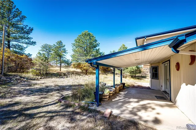 a view of a yard with yellow house