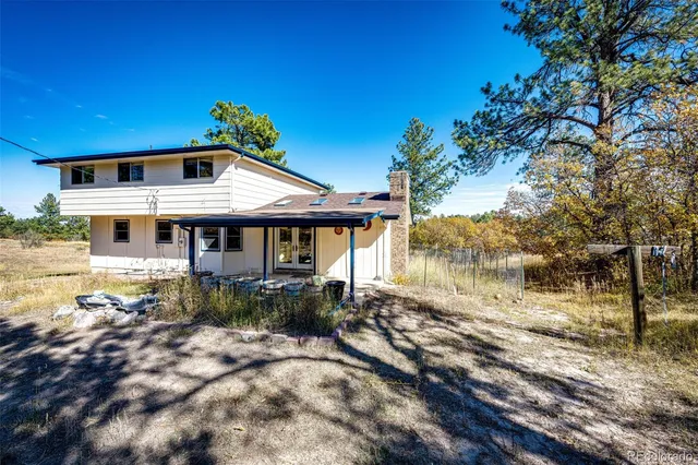 a view of a backyard of the house