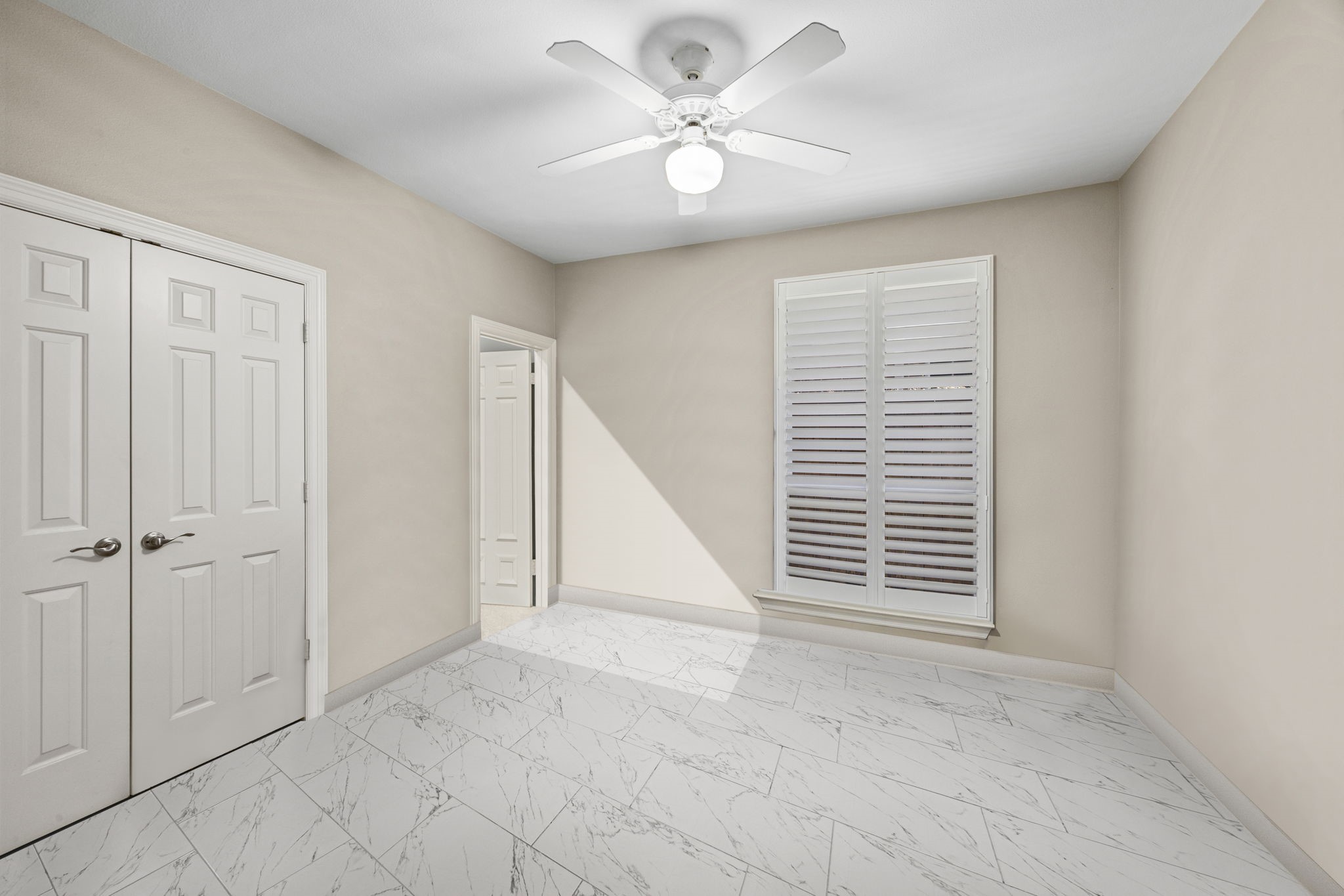 11413 Gallant Ridge Lane Houston, TX 77082 - Photo 28 of 48 an empty room with windows and fan