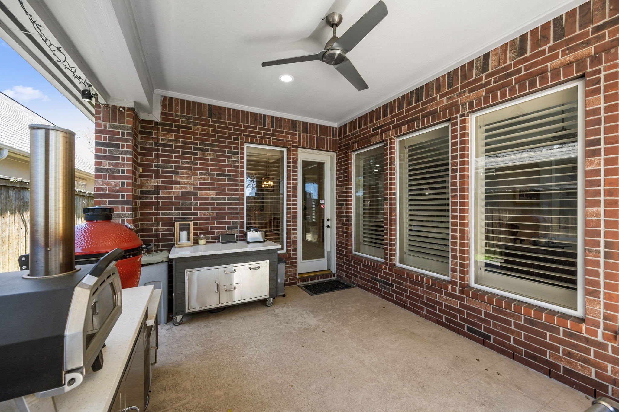 11413 Gallant Ridge Lane Houston, TX 77082 - Photo 41 of 48 a view of a livingroom with furniture and a barbeque