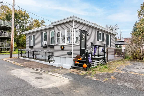 $300,000 | 9 Baker Street, Johnston, RI 02919