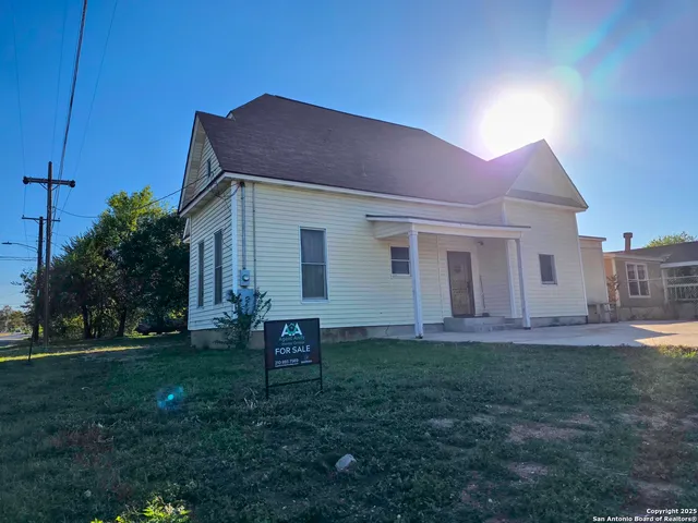 $199,900 | 1602 Ave U, Hondo, TX 78861