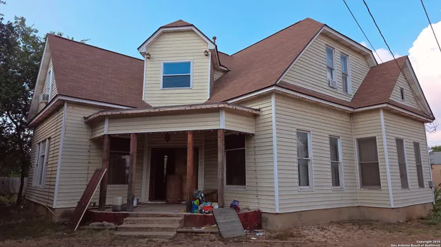 $199,900 | 1602 Ave U, Hondo, TX 78861