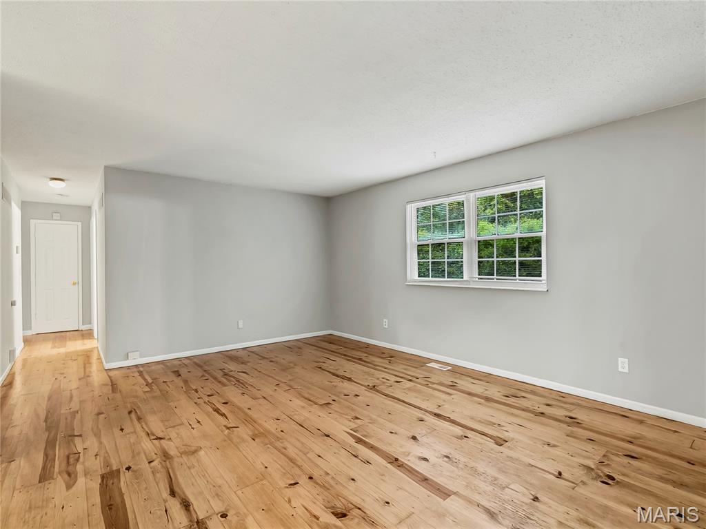 4950 Patricia Ridge Drive Florissant, MO 63033 - Photo 3 of 15