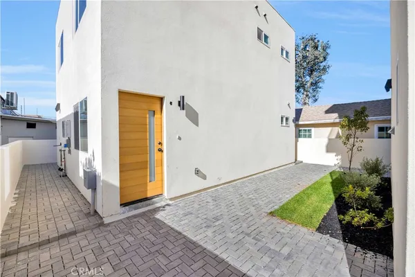 $799,999 | 10905 Dalerose Avenue, Unit C, Inglewood, CA 90304
