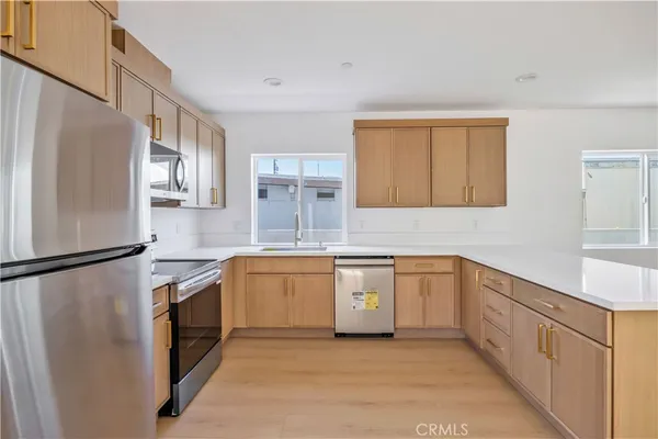 $799,999 | 10905 Dalerose Avenue, Unit C, Inglewood, CA 90304