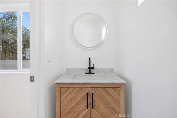 $799,999 | 10905 Dalerose Avenue, Unit C, Inglewood, CA 90304