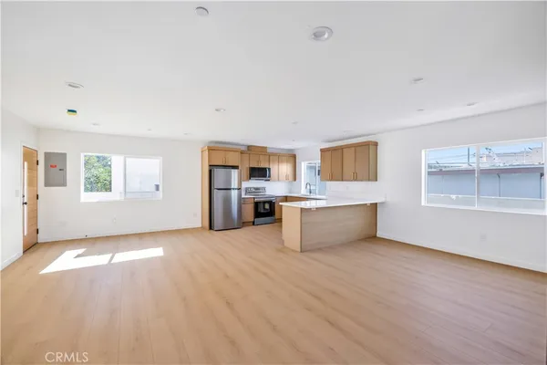 $799,999 | 10905 Dalerose Avenue, Unit C, Inglewood, CA 90304