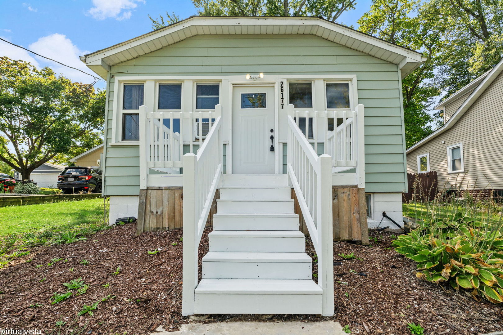 a view of a house with backyard
