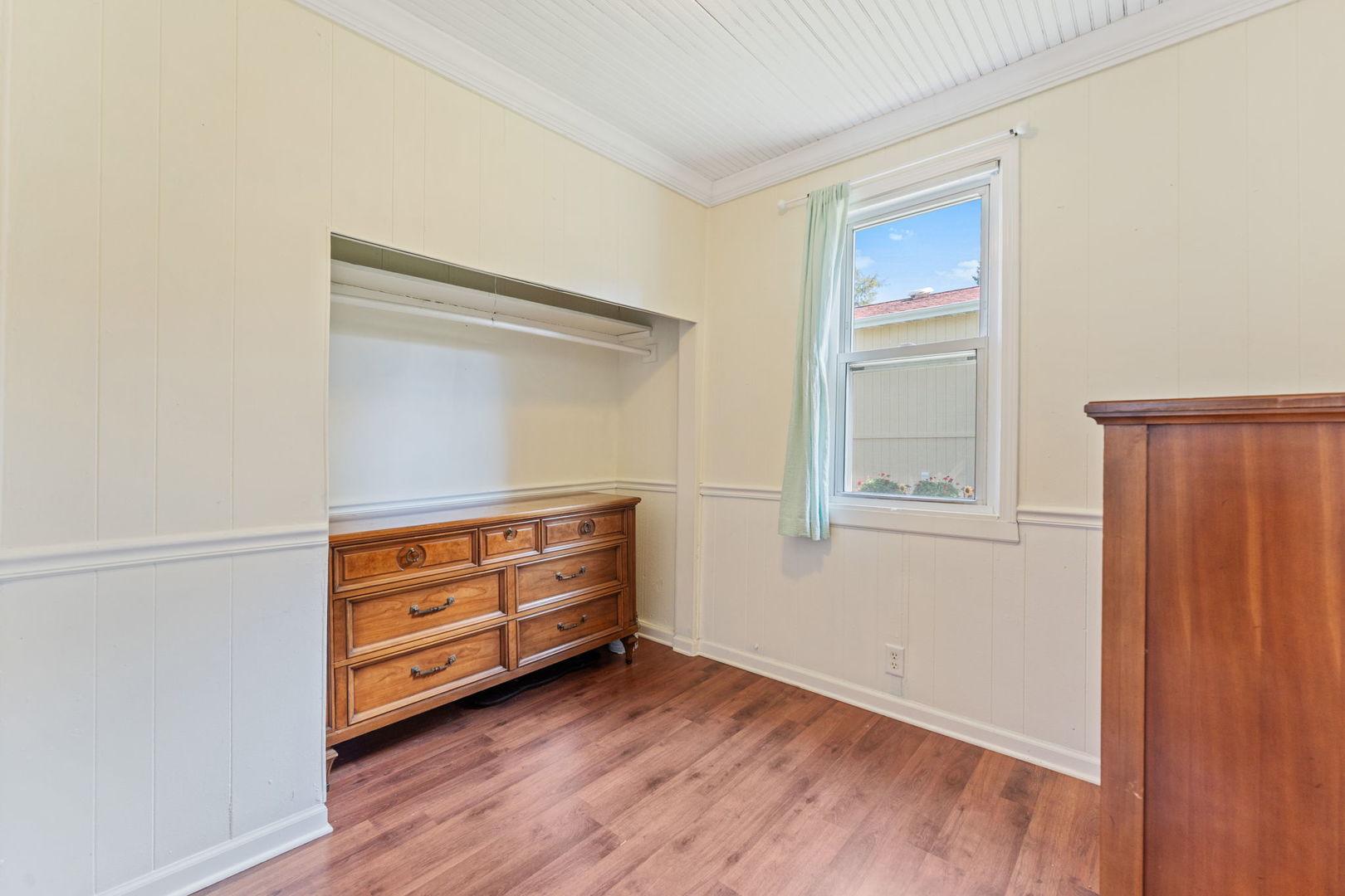 26177 West Lakeview Avenue Ingleside, IL 60041 - Photo 14 of 27 a view of room with wooden floor and cabinet