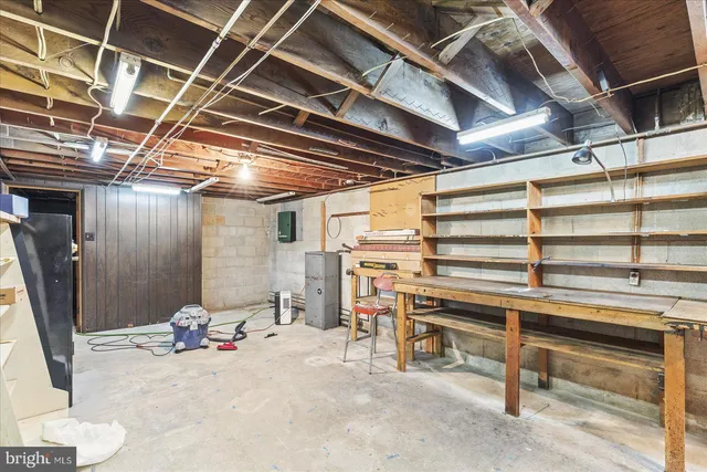 a view of livingroom with furniture