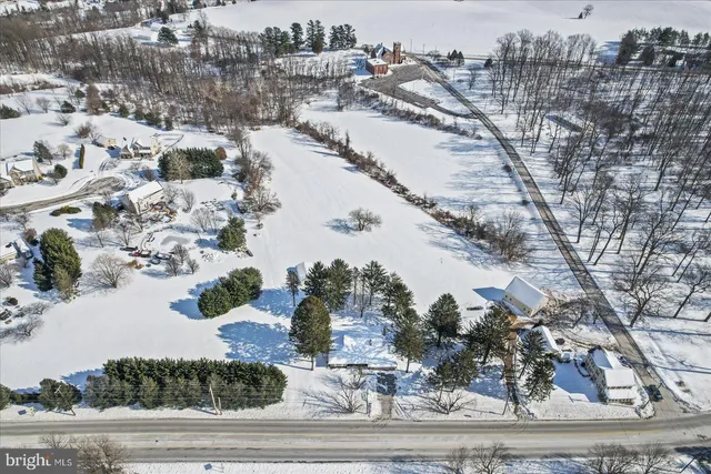 a black and white photo of a living room