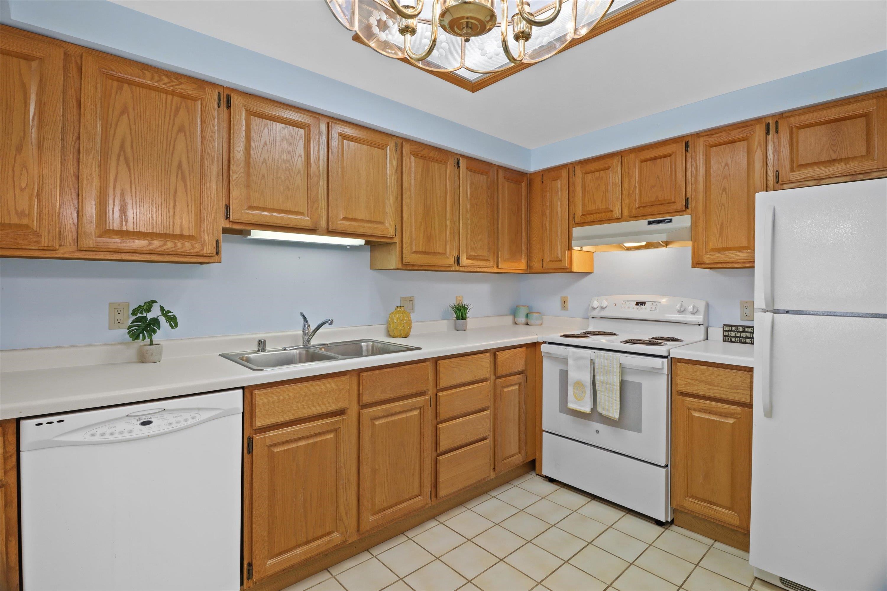 17 Maple Wood Lane, Unit 303 Madison, WI 53704 - Photo 2 of 22