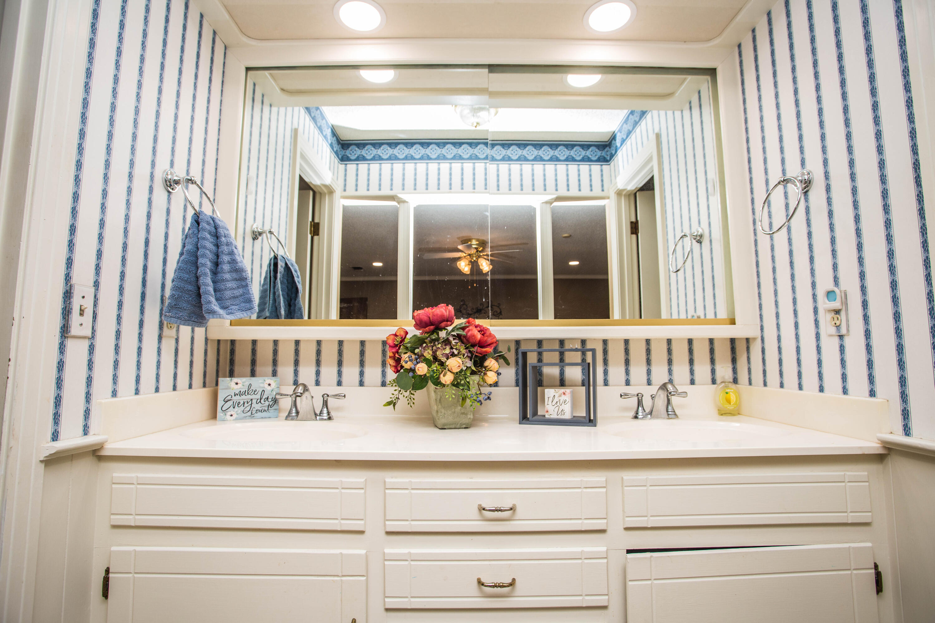 1304 Jefferson Drive Plainview, TX 79072 - Photo 20 of 50 a bathroom with a sink and a mirror