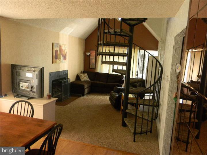 10 Derby Road Swedesboro, NJ 08085 - Photo 9 of 18 Living Room
