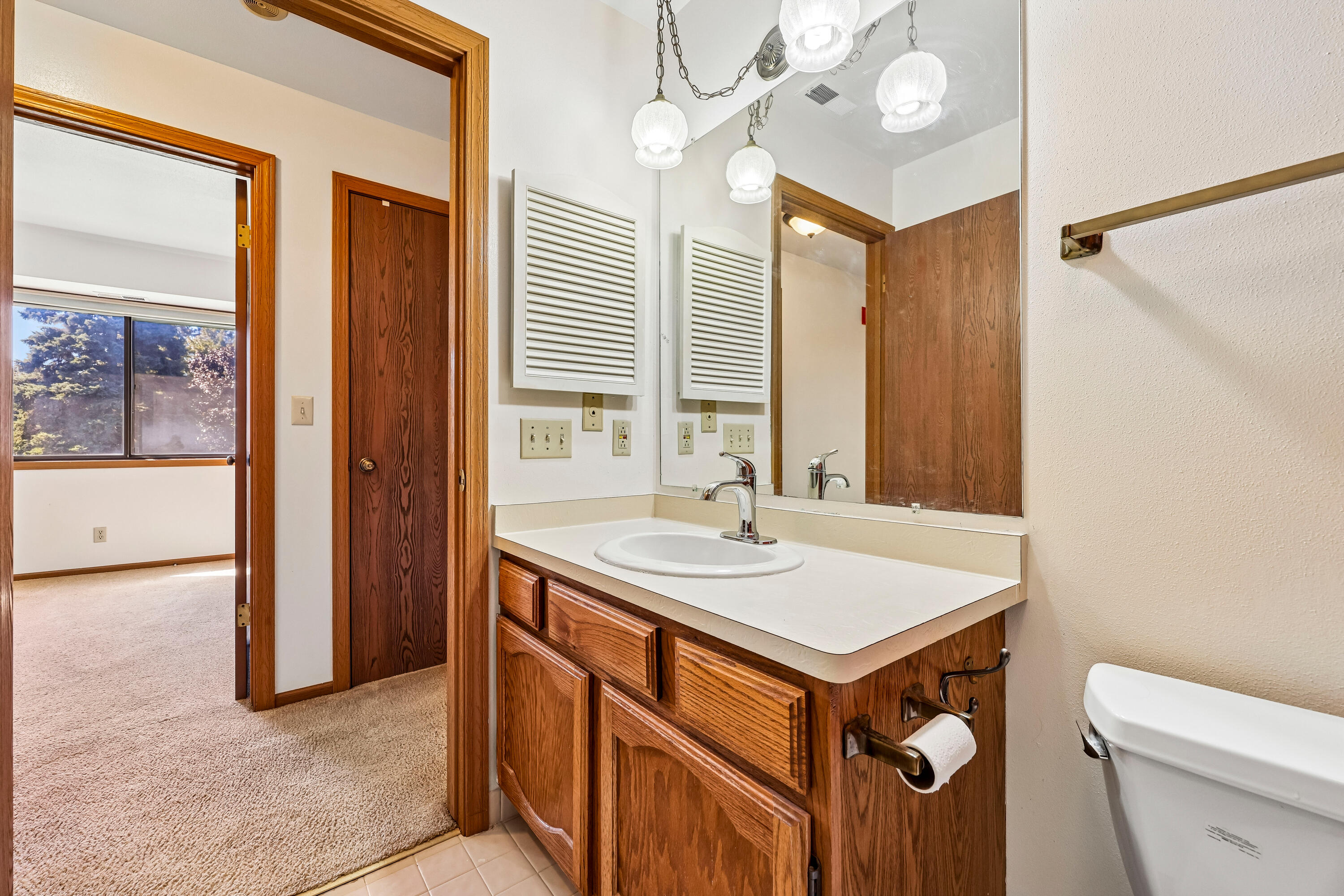 3725 West Loomis Road Greenfield, WI 53221 - Photo 15 of 36 Main Bathroom