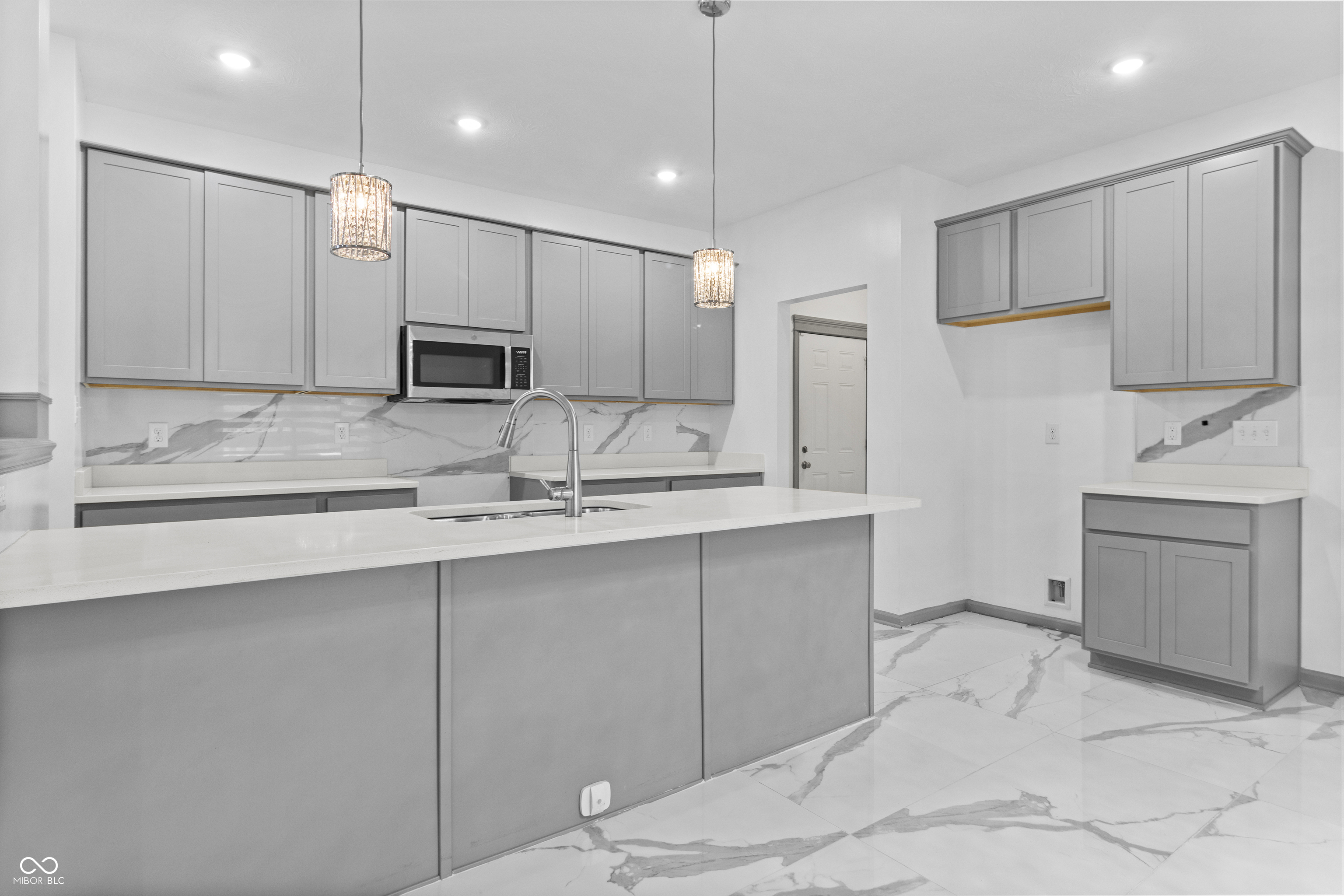 210 Lynnette Way Cumberland, IN 46229 - Photo 5 of 46