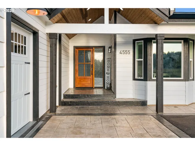 a view of entrance of the house