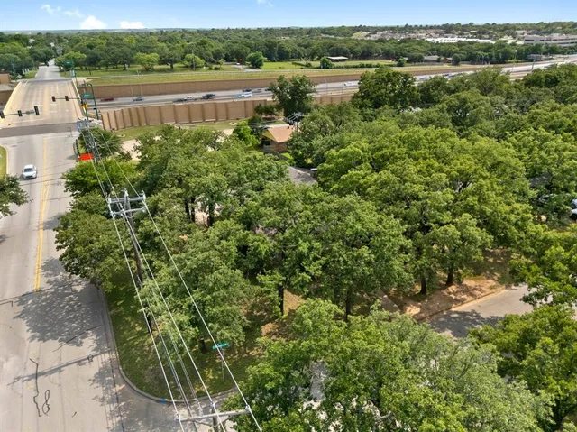 a view of a house with backyard and a tree