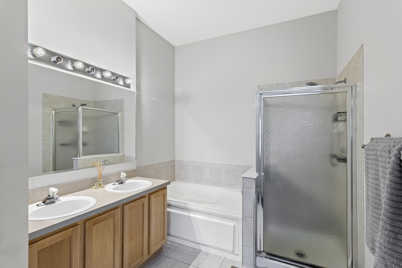 2451 Stonegate Road, Unit 2451 Algonquin, IL 60102 - Photo 12 of 20 a bathroom with a bathtub sink vanity and mirror