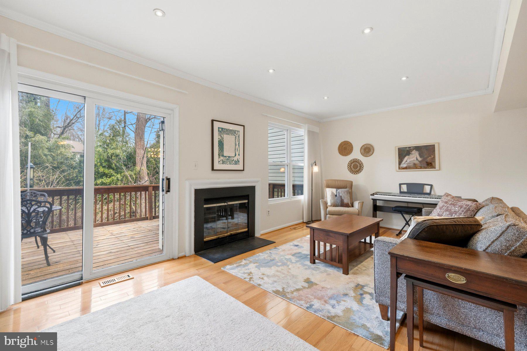 135 Kinsman View Circle Silver Spring, MD 20901 - Photo 6 of 30 Living Room
