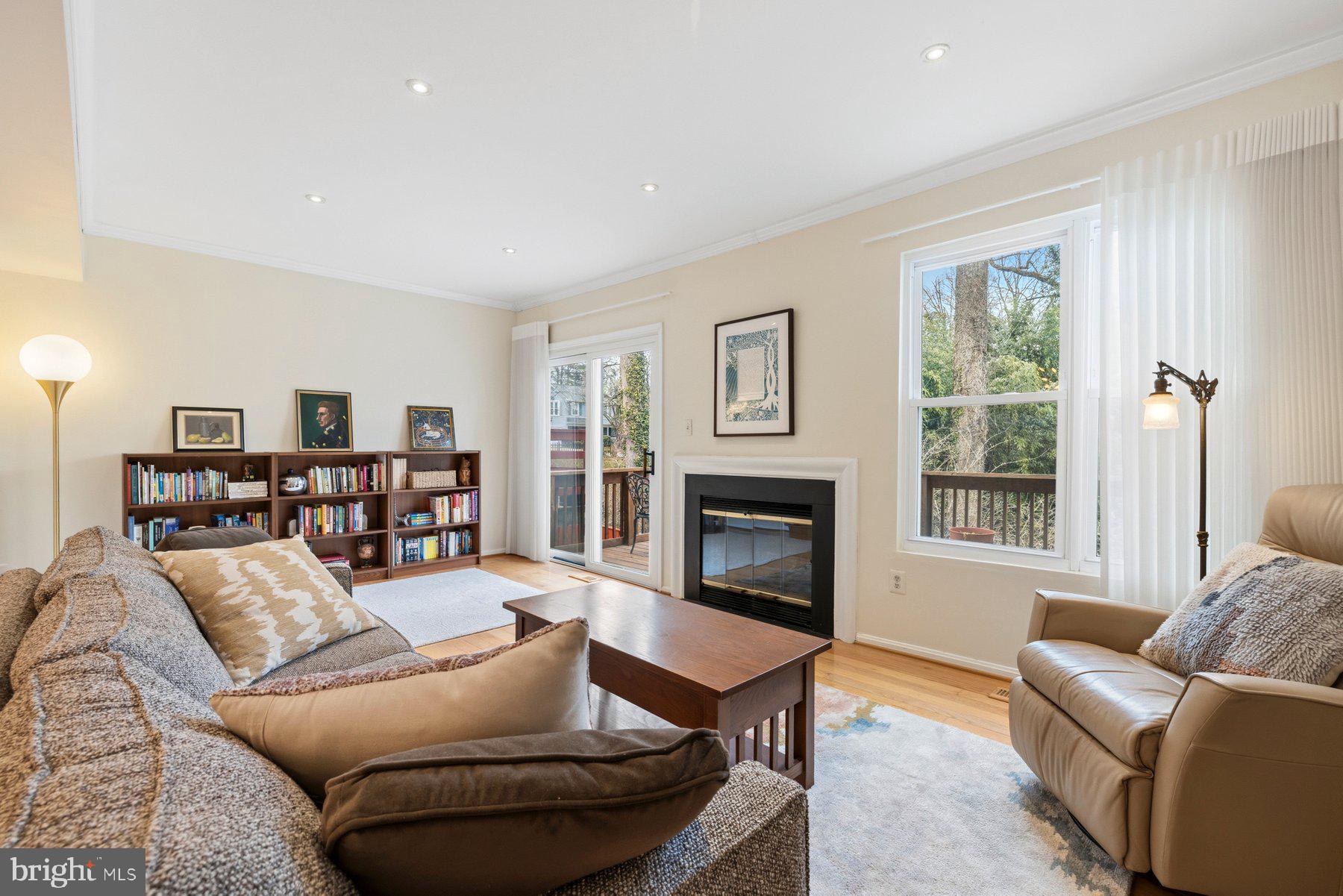 135 Kinsman View Circle Silver Spring, MD 20901 - Photo 7 of 30 Living Room (reverse view)