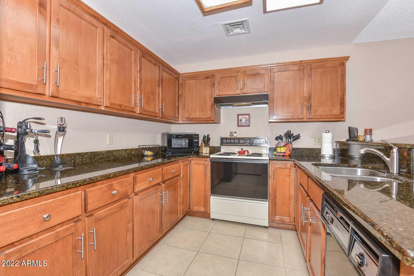 14300 West Bell Road, Unit 61 Surprise, AZ 85374 - Photo 8 of 33 Kitchen-Range