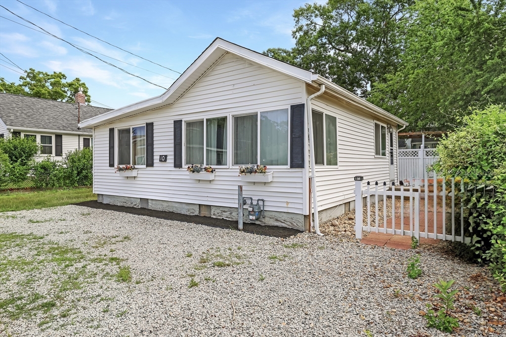 10 Barnes Street Wareham, MA 02571 - Photo 2 of 31