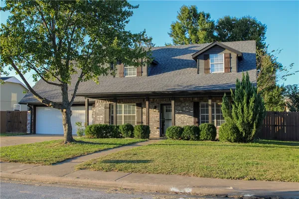 $2,200 | 2711 West Bishop Drive, Rogers, AR 72756