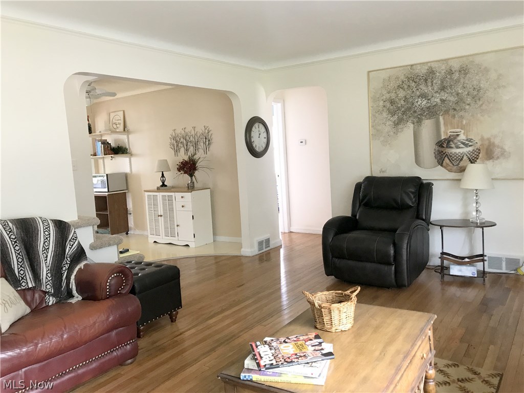4153 Lambert Road Cleveland, OH 44121 - Photo 3 of 30