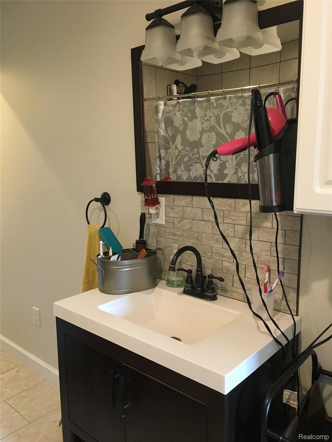 8311 North Jennings Road Mount Morris, MI 48458 - Photo 24 of 45 master bath 2.jpg
