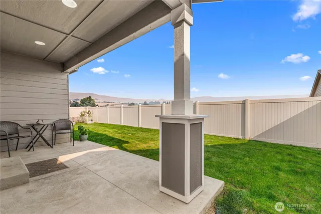 a view of a house with backyard