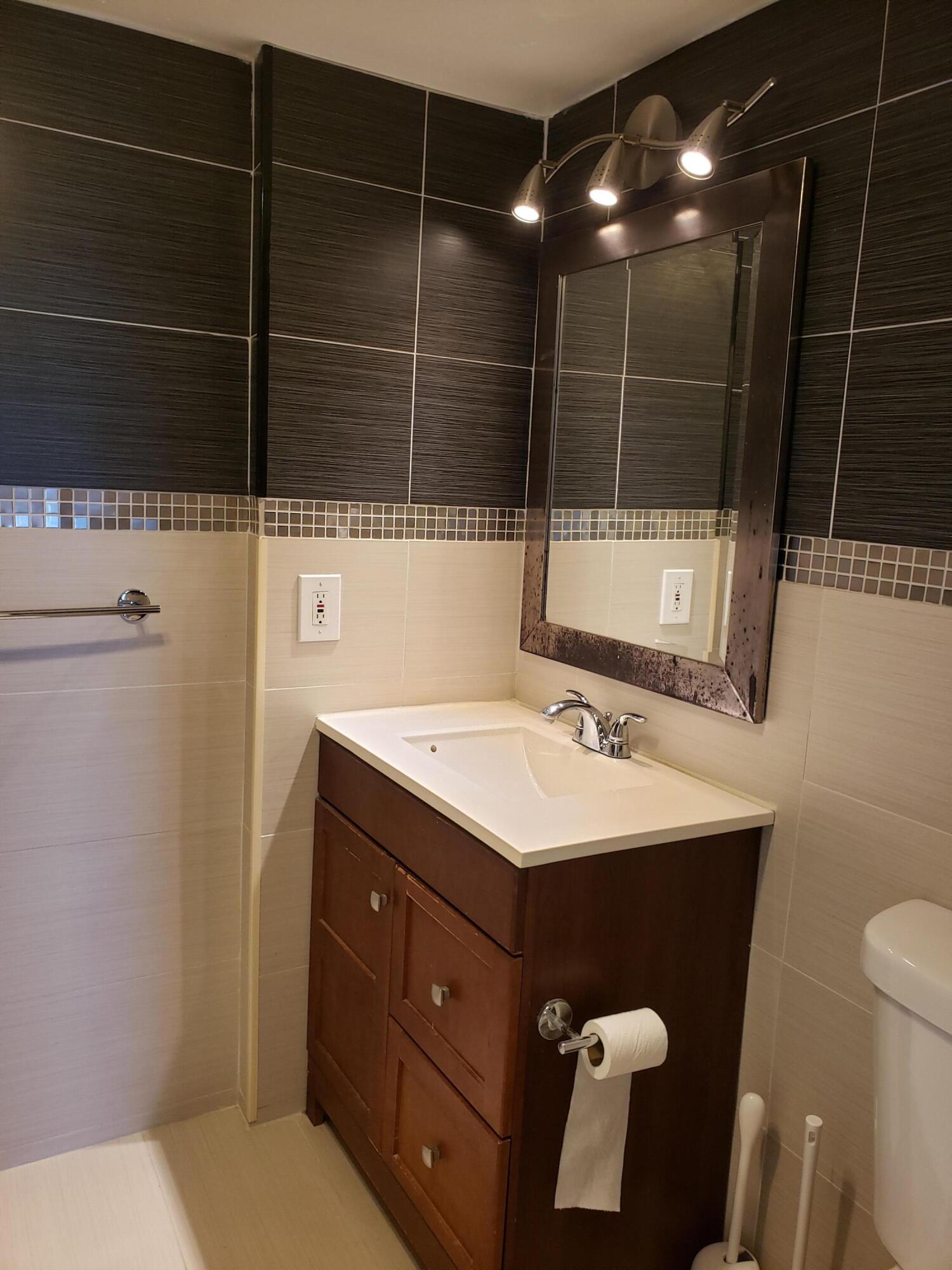 55 Southwest 2nd Avenue, Unit 5110 Boca Raton, FL 33432 - Photo 11 of 16 Bathroom