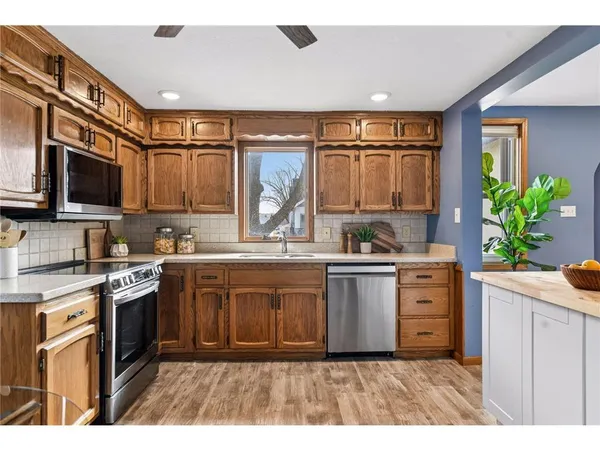 $2,395 | 500 East 1st Street, Waconia, MN 55387