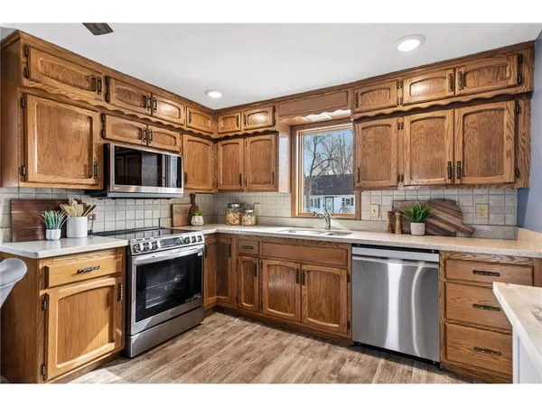 $2,395 | 500 East 1st Street, Waconia, MN 55387