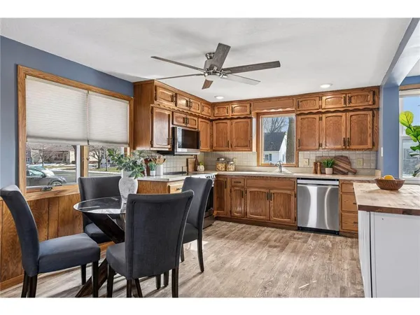 $2,395 | 500 East 1st Street, Waconia, MN 55387