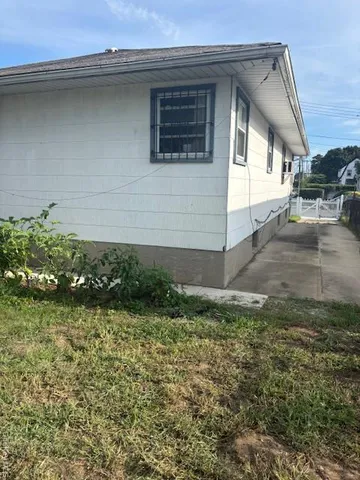 a view of backyard of the house