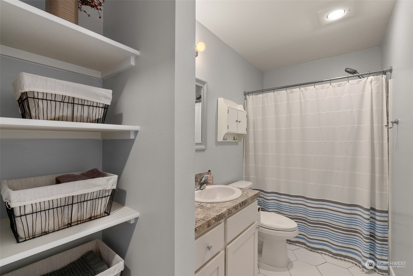 702 Roundtree Boulevard Winlock, WA 98596 - Photo 22 of 35 a bathroom with a toilet a sink and shower