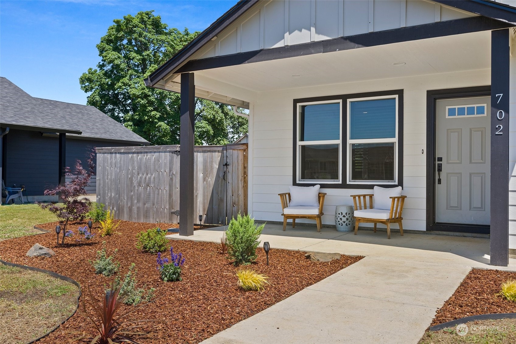 702 Roundtree Boulevard Winlock, WA 98596 - Photo 3 of 35 a front view of a house with garden