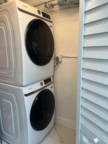 a close up view of a washer and dryer