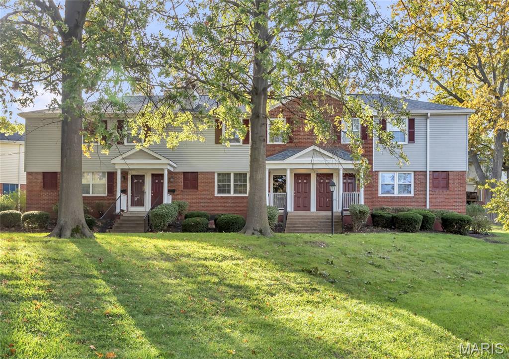 9155 North Swan Circle St. Louis, MO 63144 - Photo 1 of 16