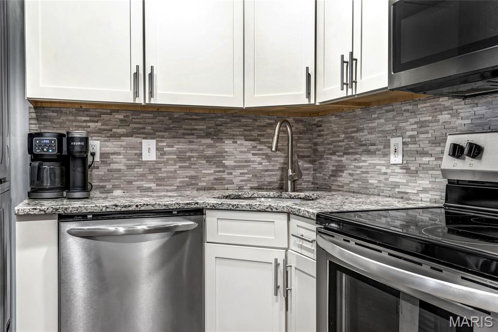9155 North Swan Circle St. Louis, MO 63144 - Photo 2 of 16