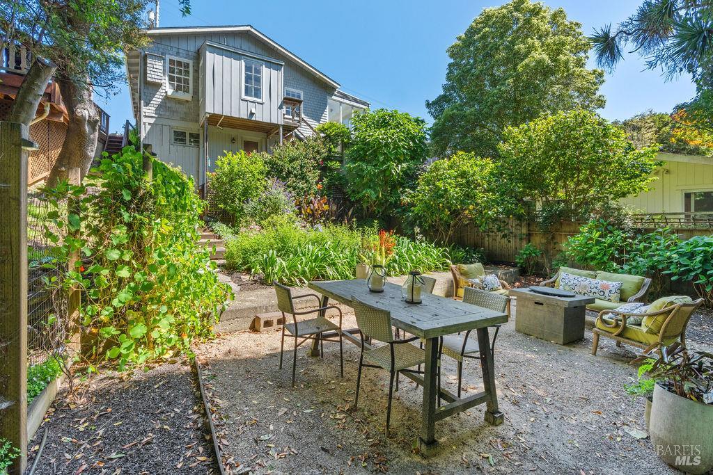 411 Main Street Sausalito, CA 94965 - Photo 14 of 33 Room in yard for both a dining table and separate seating area.