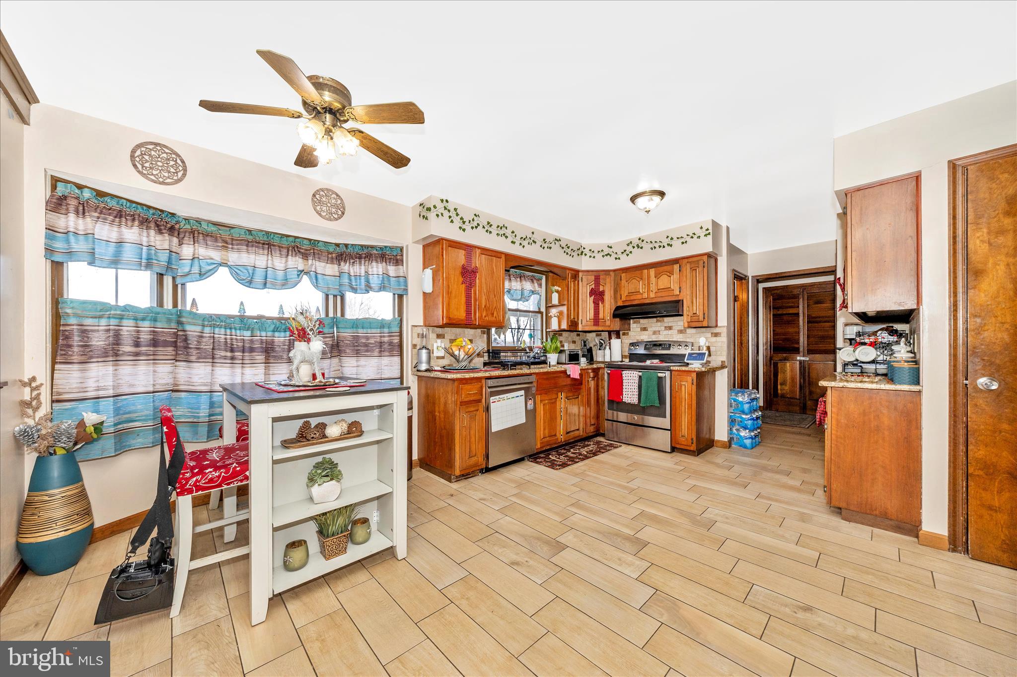 25801 Long Corner Road Gaithersburg, MD 20882 - Photo 16 of 52 a open kitchen with granite countertop a stove and cabinets