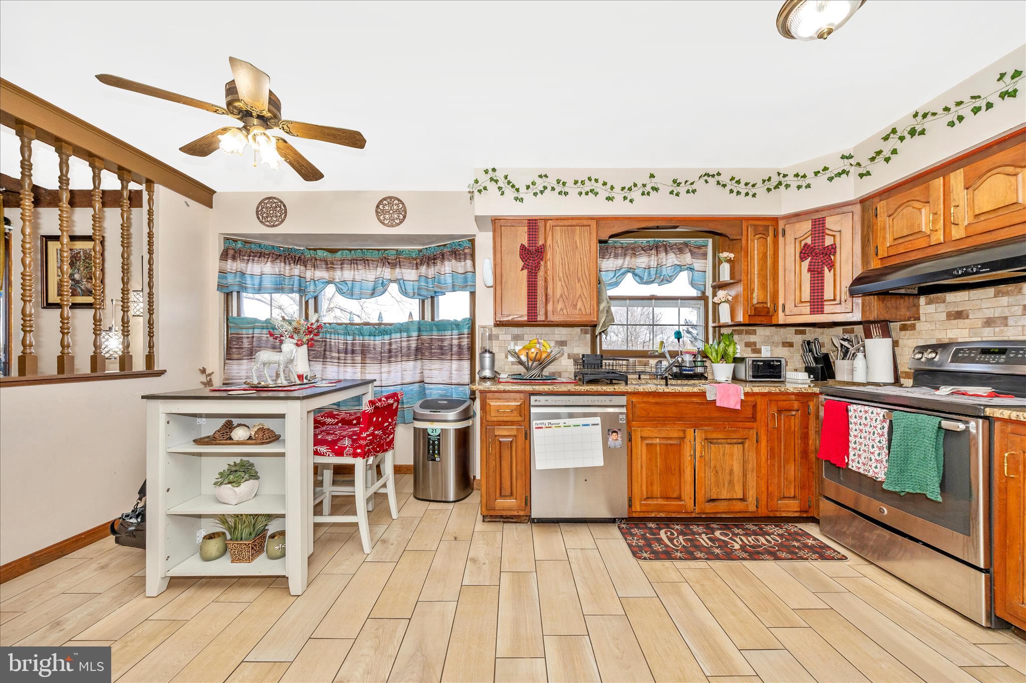 25801 Long Corner Road Gaithersburg, MD 20882 - Photo 20 of 52 a kitchen with stainless steel appliances granite countertop a stove and a wooden floors