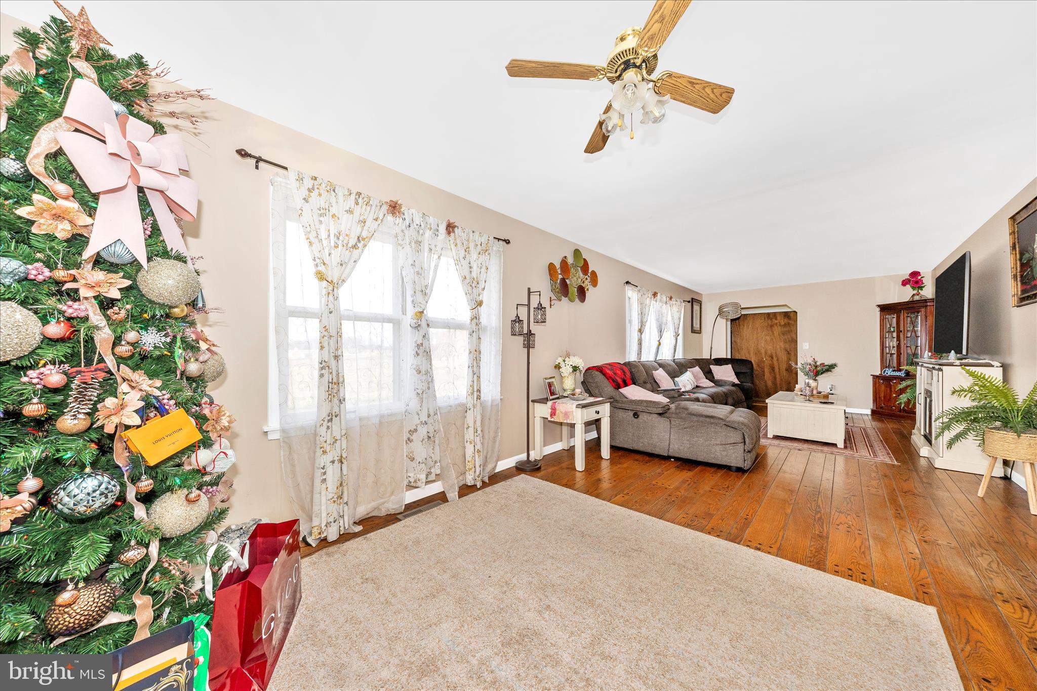 25801 Long Corner Road Gaithersburg, MD 20882 - Photo 23 of 52 a living room with furniture and a flat screen tv