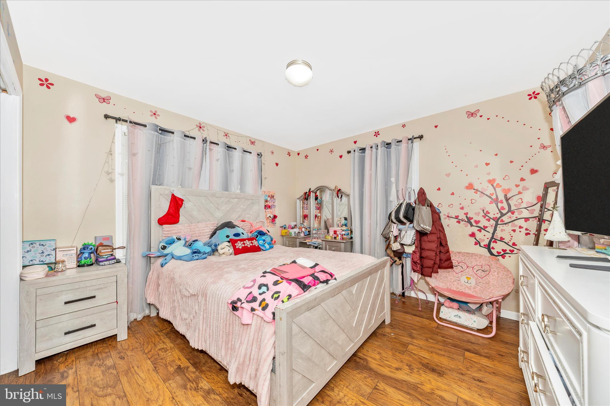 25801 Long Corner Road Gaithersburg, MD 20882 - Photo 32 of 52 a bedroom with a bed and a white tub