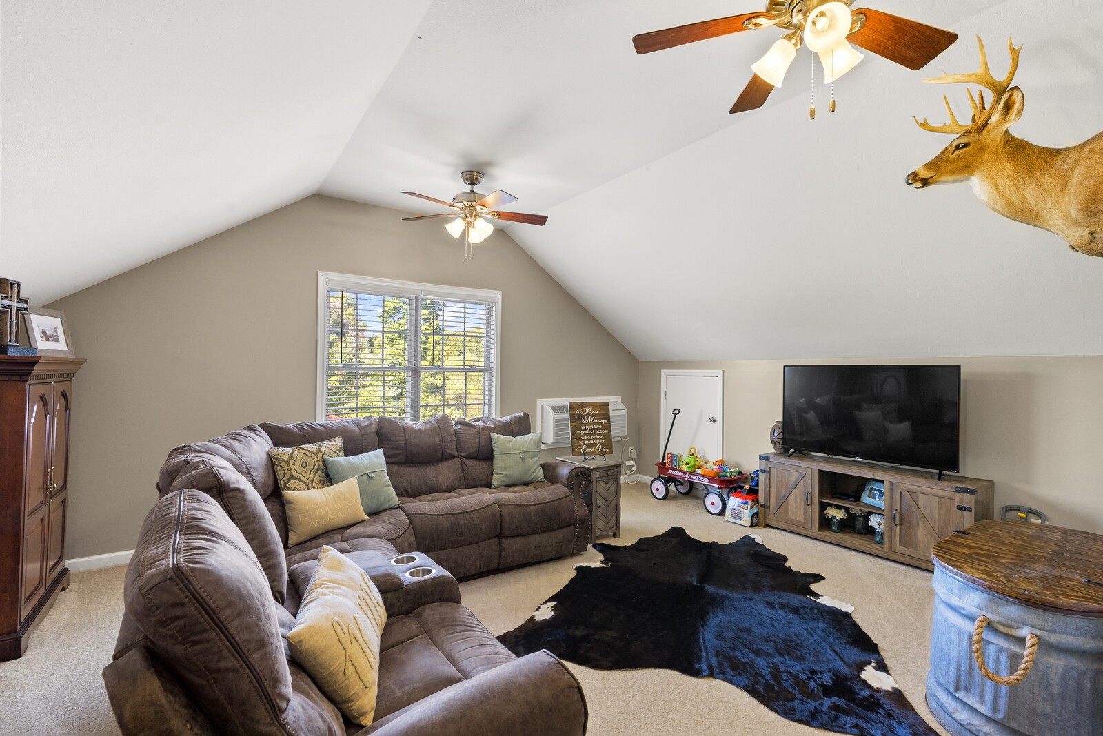4347 Airport Road Springfield, TN 37172 - Photo 23 of 37 a living room with furniture and a flat screen tv